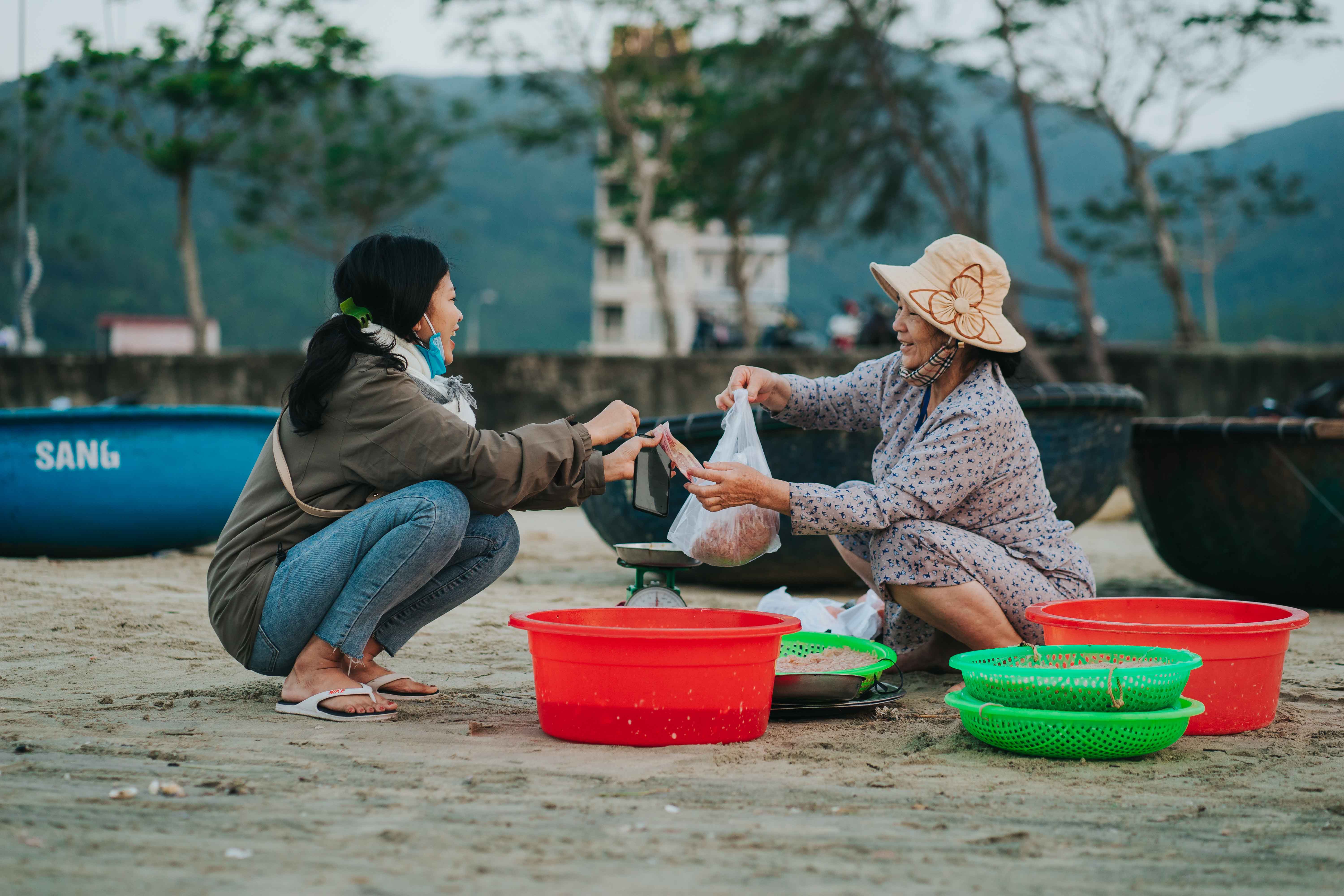 Nhiều người dân đến tận làng chài để chọn mua ruốc tươi ngon.